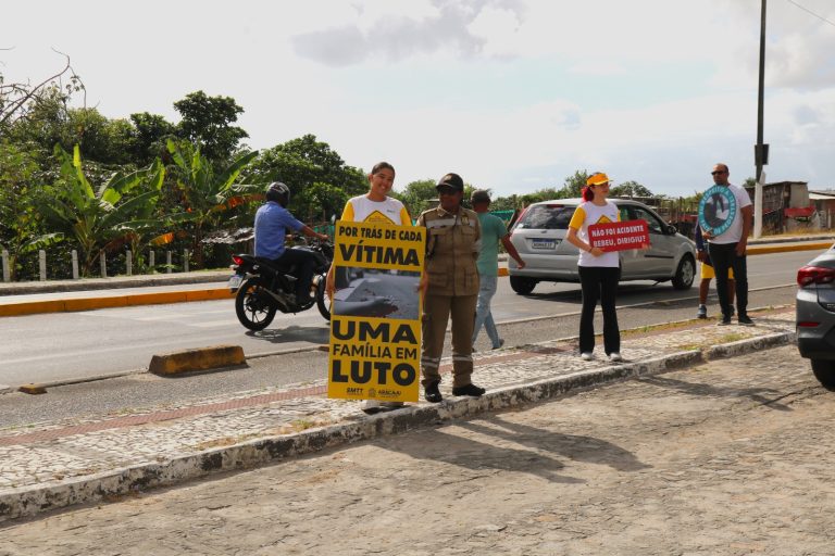 Em ação integrada, SMTT e órgãos parceiros levam orientações sobre cuidados no trânsito