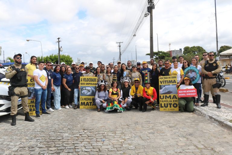 Em ação integrada, SMTT e órgãos parceiros levam orientações sobre cuidados no trânsito