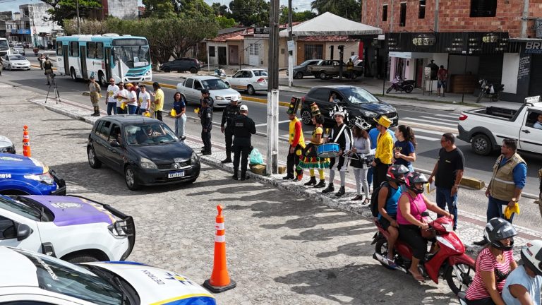 Em ação integrada, SMTT e órgãos parceiros levam orientações sobre cuidados no trânsito