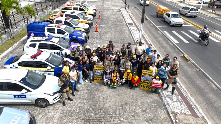 Em ação integrada, SMTT e órgãos parceiros levam orientações sobre cuidados no trânsito