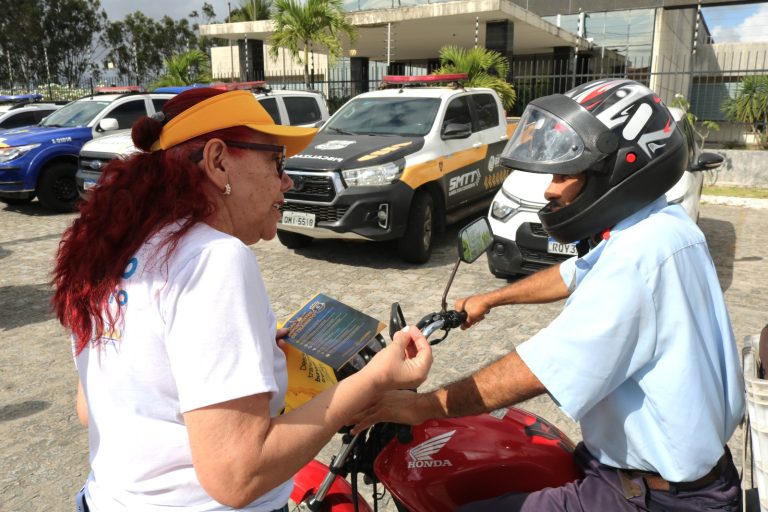 Em ação integrada, SMTT e órgãos parceiros levam orientações sobre cuidados no trânsito