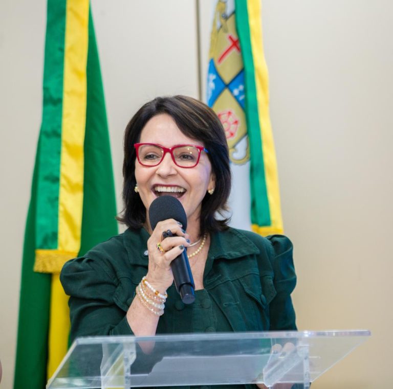 Prefeita Emília assina financiamento para compra de 36 ônibus e garante recursos para obras