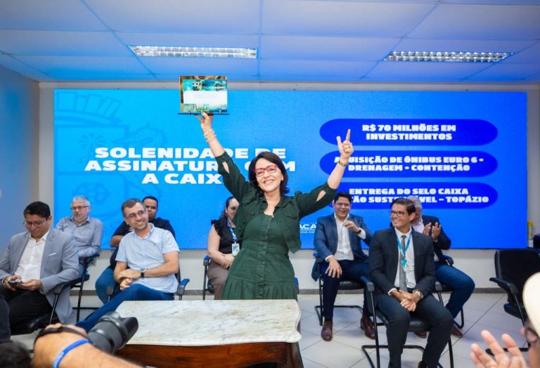 Prefeita Emília assina financiamento para compra de 36 ônibus e garante recursos para obras