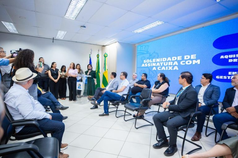 Prefeita Emília assina financiamento para compra de 36 ônibus e garante recursos para obras