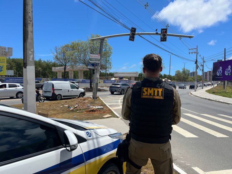SMTT interdita trecho da avenida Tancredo Neves para realocação de semáforo nesta quinta, 8