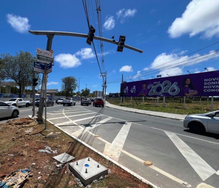 SMTT interdita trecho da avenida Tancredo Neves para realocação de semáforo nesta quinta, 8