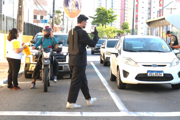 Ação educativa orienta condutores sobre fiscalização automatizada nos corredores exclusivos