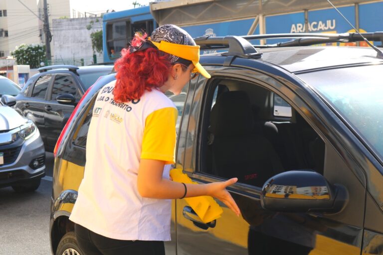 Ação educativa orienta condutores sobre fiscalização automatizada nos corredores exclusivos