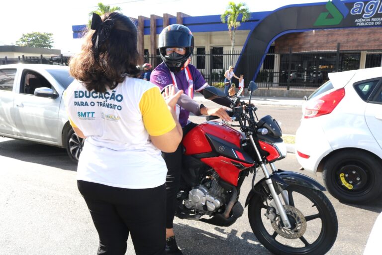 Ação educativa orienta condutores sobre fiscalização automatizada nos corredores exclusivos