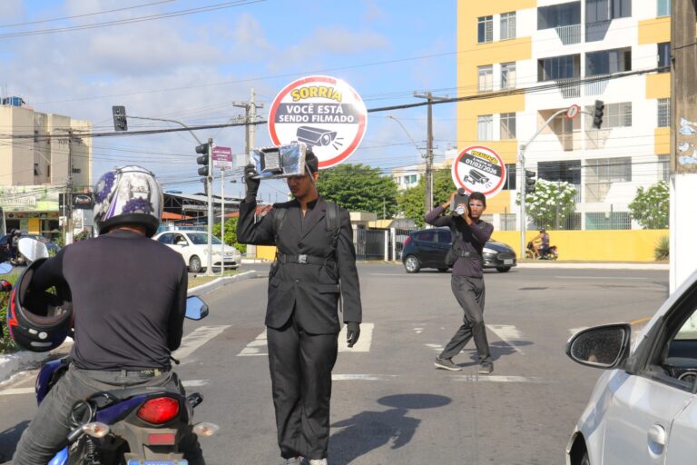 Ação educativa orienta condutores sobre fiscalização automatizada nos corredores exclusivos