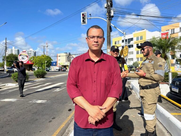 SMTT realiza cortejos educativos em feiras e mercados no período pré-carnaval