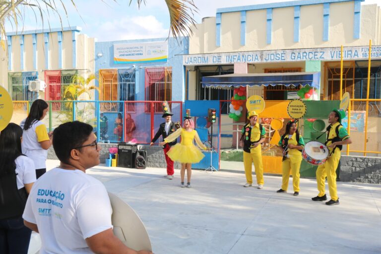 Volta às aulas: SMTT leva orientação a pais e alunos da rede municipal sobre educação para o trânsito