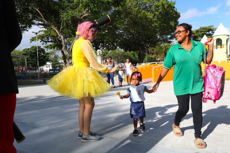 Volta às aulas: SMTT leva orientação a pais e alunos da rede municipal sobre educação para o trânsito