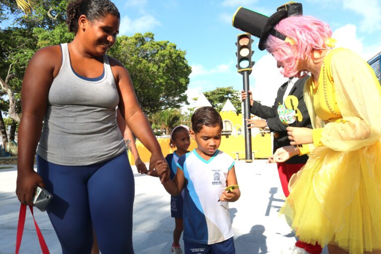 Volta às aulas: SMTT leva orientação a pais e alunos da rede municipal sobre educação para o trânsito