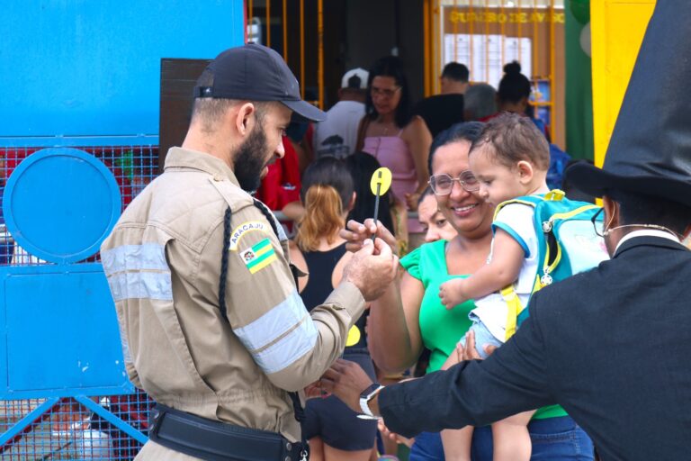 Volta às aulas: SMTT leva orientação a pais e alunos da rede municipal sobre educação para o trânsito